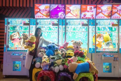 据谢班班说这种剪娃娃机最近很流行,方式新颖,而且都是大型的娃娃.