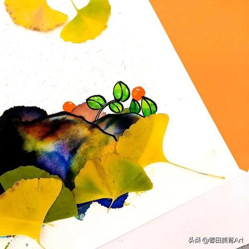 步骤三:用马克笔的渐变涂法添加叶子颜色,在画出一些银杏果;在外面拾