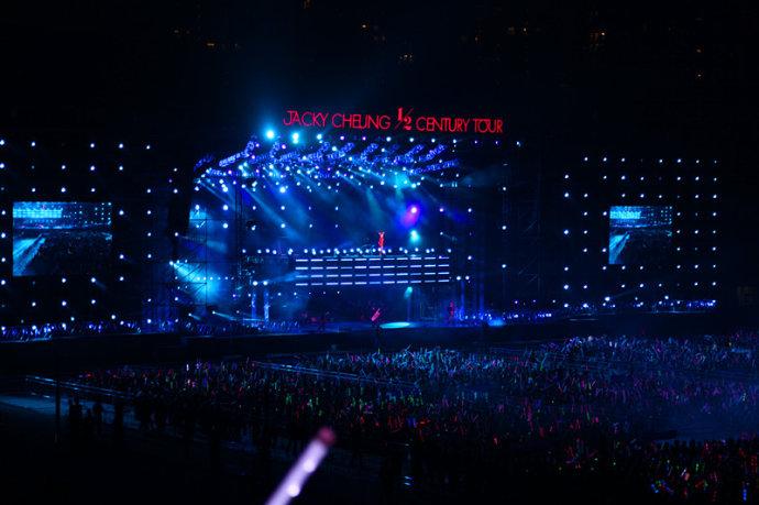 张学友的"金六福1/2世纪演唱会"在工人体育场上演