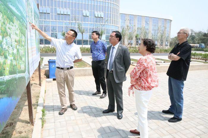 秦皇岛市市政府党组成员王建峰同志,市发改委副主任王秀荣等陪同