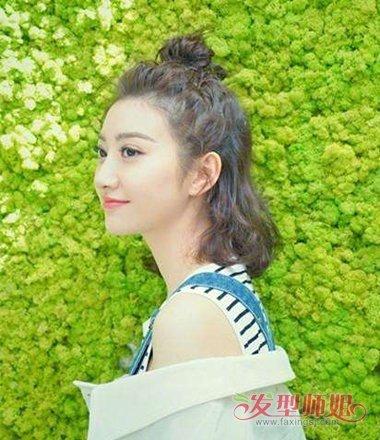 将发际线上的头发梳的向上一些,半扎丸子头在脖颈上的发卷蓬松又大气