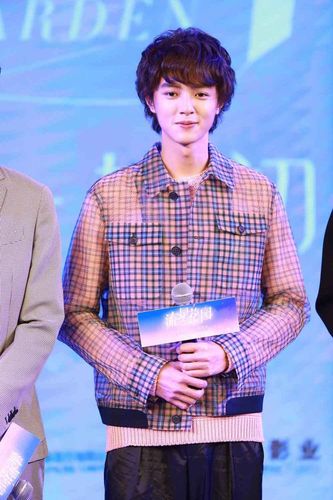 官鸿饰演花泽类