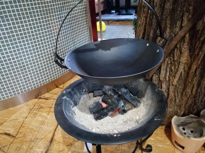 7尚时尚餐厅到农村采买纯天然的材料,吊锅的内容丰富