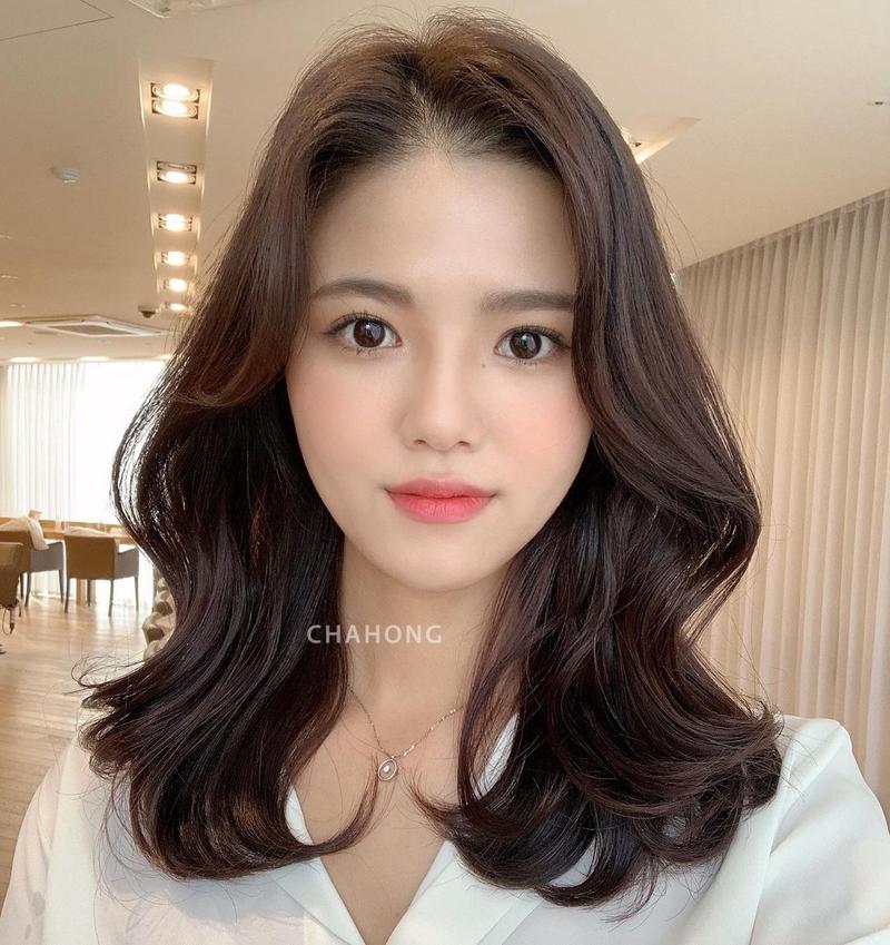 很多女生拿着这种漂亮的卷发去发廊烫头发,发型师往往会说,这都是用电