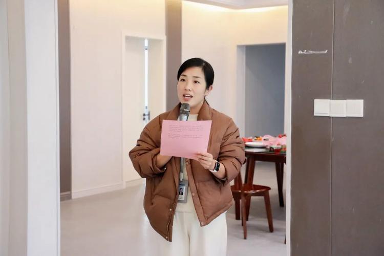护理部主任王潇潇主持心理关怀小组组长赵巧巧,对小组开展的情况以及