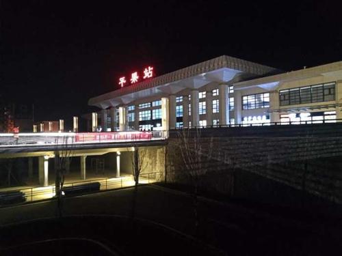 广西平果百强县的火车站,晚上看起来真的很美