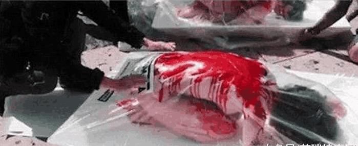 美女被做成"人肉盒饭"放在广场, 鲜血淋漓, 不忍直视