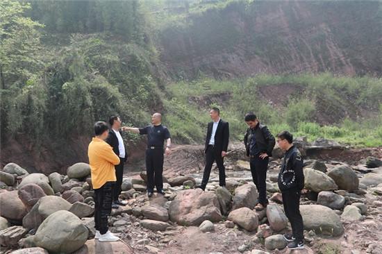 洪雅县副县长,公安局局长潘峰深入花溪河流域督导河长制工作
