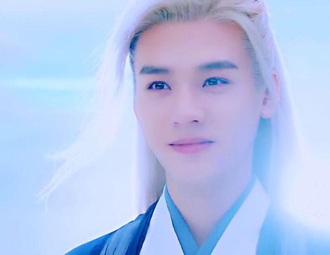 温客行白发飘飘器宇轩昂地进来了,仿佛所有的人都不知道他怎么进来的