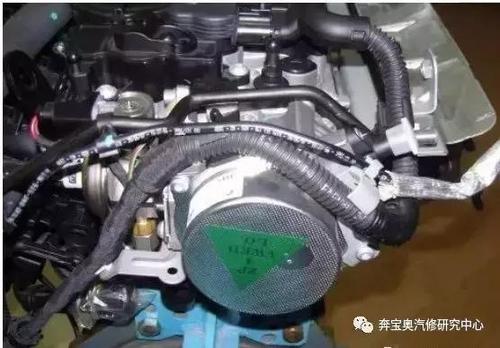 ea888发动机的真空补偿装置也有了变化,真空泵用来补偿冷启动时真空度
