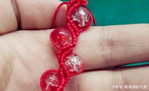 红绳子织珠子手链编法教程,教你如何织红绳手链