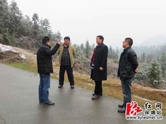 风雪中保靖交通人在巡路(图)