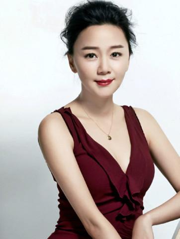 她是《情深深雨蒙蒙》中的陆心萍,实力派演员,你一定很眼熟