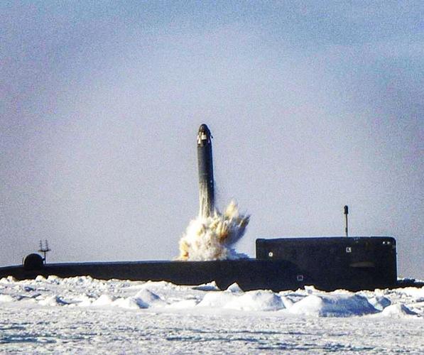 原创俄罗斯大动作!3艘战略核潜艇突然上浮,48枚洲际导弹蓄势待发