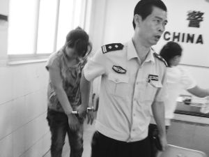 嫌疑人在派出所装聋作哑