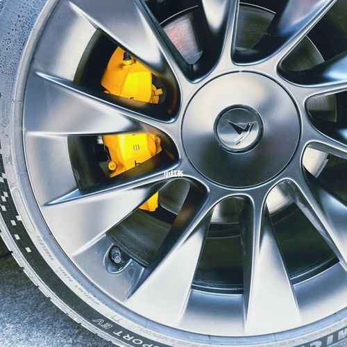 特斯拉model y外观改色纳多灰&卡钳亮黄色