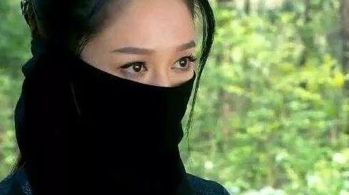 女星穿黑衣古装蒙面,蒋欣像个侠客,赵丽颖又美又神秘!
