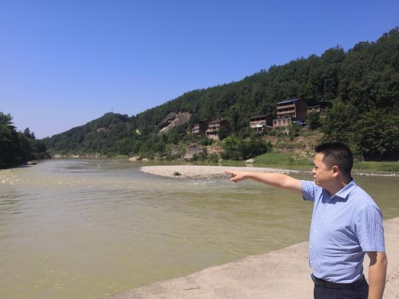 面对全镇河流"线长面广"等特点,经过半个月的实地调查,我制定了"责,督