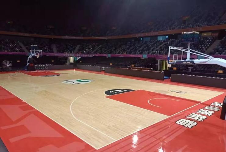 湖人队和快船队的比赛,主场作战根据球队临时铺好地板就行