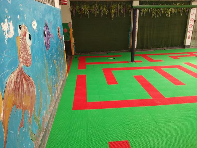 为小朋友们新增加的防滑防水迷宫悬浮地垫,我们3个老师铺了一上午才