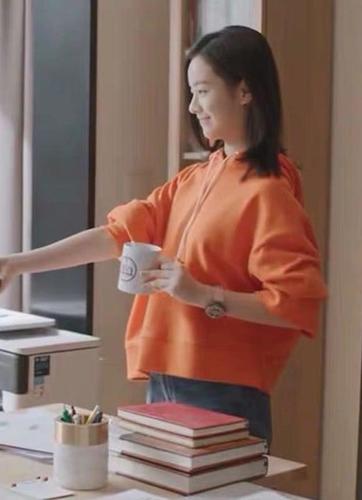 小欢喜主演懂得穿卫衣,配上干练短发,迷倒一群男高中生