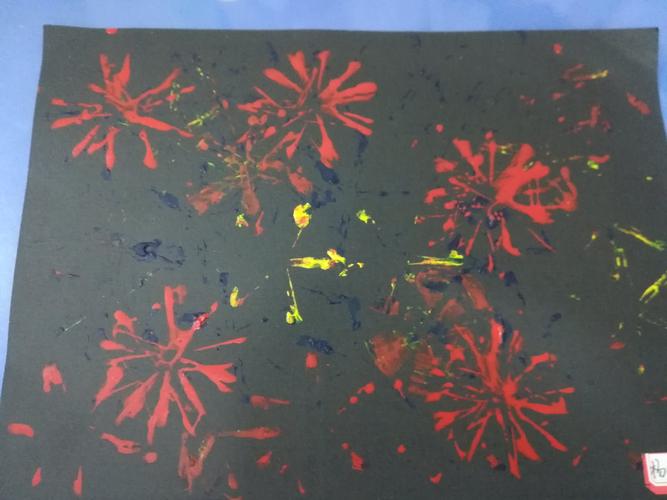 官渡区幼儿园矣六校区小一班美术活动——《美丽的烟花》