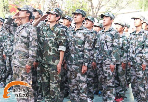 向国旗行注目礼