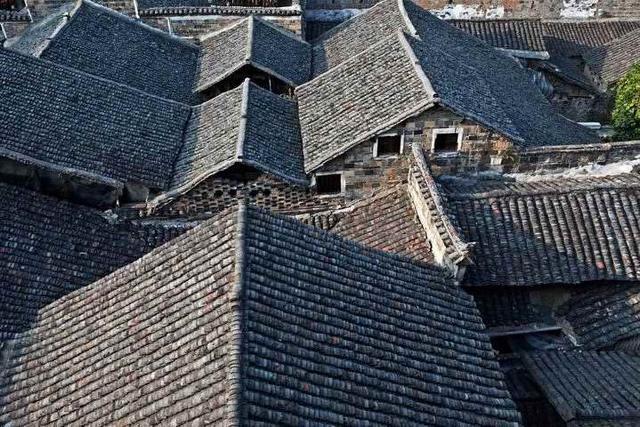 老房子坐北朝南,典型的六七十年代木梁红砖瓦房.