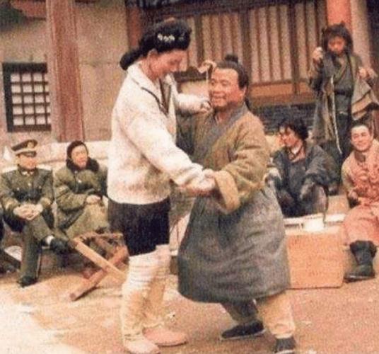 "武大郎"扮演者宋文华,媳妇一出场,台下掌声一片