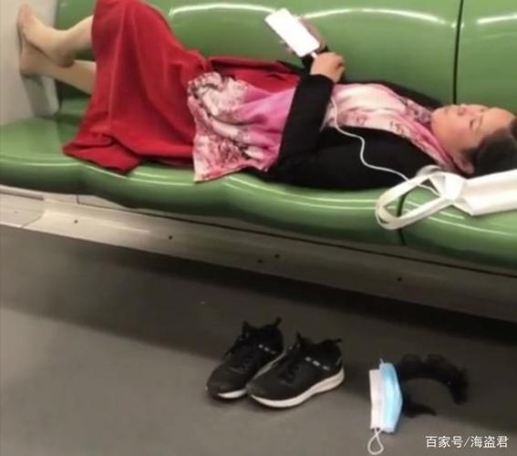 上海地铁一女子脱鞋躺4个座位,一边抠牙一边玩手机,口罩扔一旁