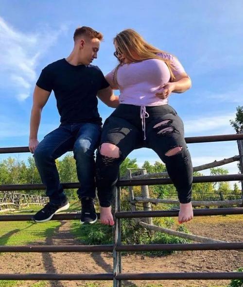 230斤大码模特胖妹,网恋130斤健身教练,两人闪电奔现订婚.