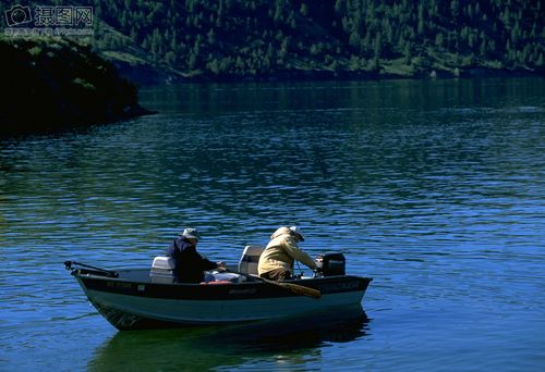 河流小船上的人