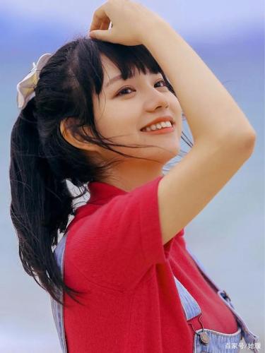 图源@winnie文 动作三:微微仰头保持微笑,抬手摸刘海