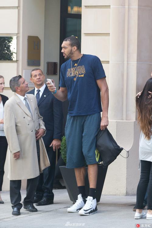 戈贝尔离开酒店身高臂长格外显眼