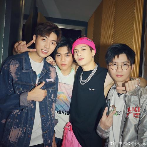 搬中国boy微博 和王嘉尔一起打球 (好.