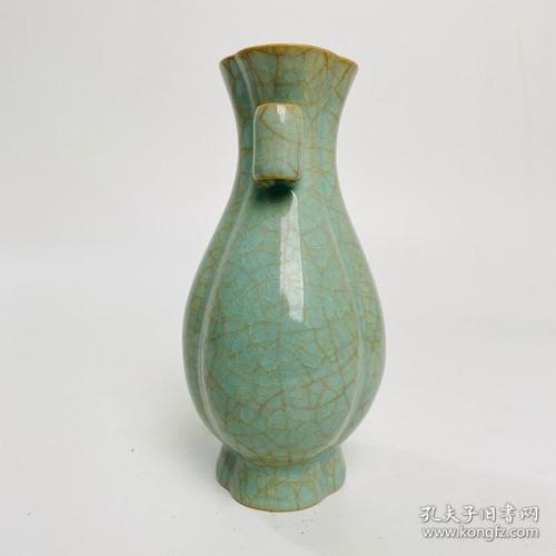 汝瓷冰片双耳瓶,高15.5厘米,直径9厘米
