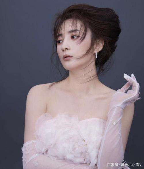 太美了!45岁蒋勤勤婚纱写真美如画,秀小蛮腰展露好身材