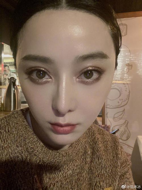 范冰冰久违怼脸自拍美貌依旧标准瓜子脸惹人羡三层颈纹超抢镜