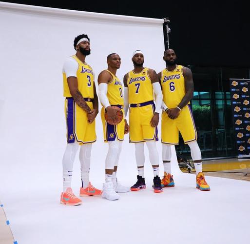 体育今日三甲c罗曼联绝杀湖人四巨头梅西世界波巴黎处子球