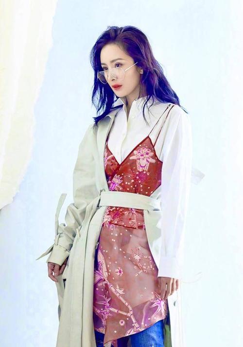 明星夸张发色,宁静金发高贵黄圣依蓝发活力,而她一头白绝了