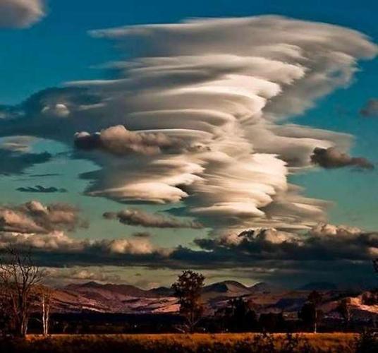 好美的大自然.你能想像居然有「乳房云」,天空挂满乳房的模样.好惊人!