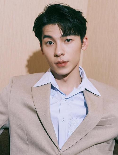 许光汉西装衬衫造型帅气干练,表情百变荷尔蒙气息十足