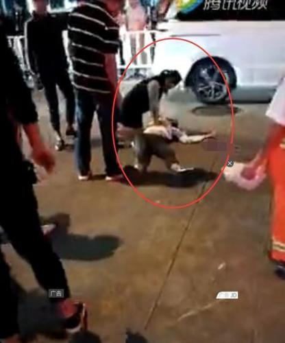 莆田惨烈车祸骑手头部被碾 女子单膝跪地急救(2)