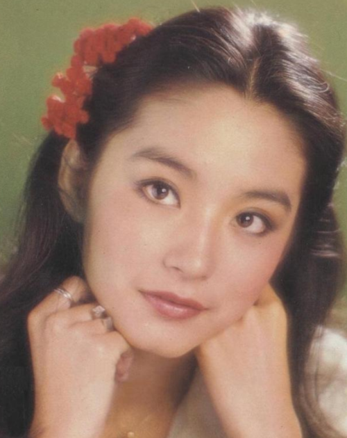 高清镜头下的林青霞,不仅有美人尖和美人沟,重要的是骨相绝佳