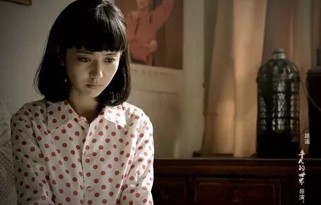 润叶立在自己的办公桌前,低倾着头躁动不安地抠着手指头,脊背上不时