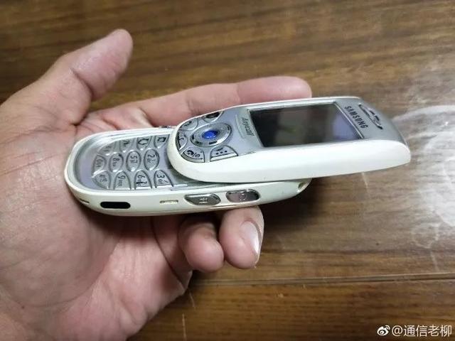 三星这款滑盖手机15年前3000多块钱 见过的都奔四了吧