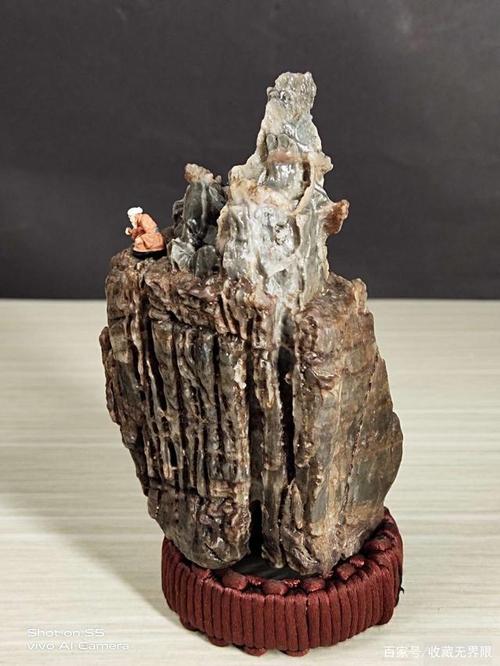 欣赏老板家中的奇石摆件,每一件都是精品,形态各异价值不菲