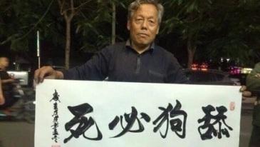 生活在 布德house里,舔狗的周围还生活着: 小奶狗,小狼狗和 单身狗.