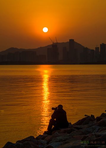 夕阳西下,残阳如血,孤独摄影师