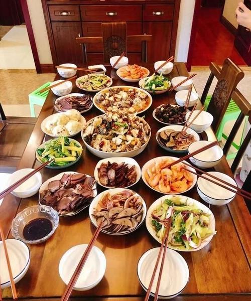 ag晒队员年夜饭,一诺家中简单,看到梦泪年夜饭愣了:富